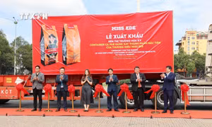 Đại biểu thực hiện nghi thức cắt băng xuất khẩu container cà phê thành phẩm đầu tiên đến thị trường Hoa Kỳ. Ảnh: Hoài Thu – TTXVN