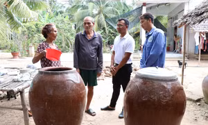 Tuyên truyền, vận động người dân xã Châu Điền, huyện Cầu Kè (Trà Vinh) sử dụng nước sạch. Ảnh: Thanh Hòa - TTXVN