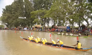 Giải đua ghe Ngo mini tỉnh Bạc Liêu 2024 được tổ chức nhân dịp Tết cổ truyền Chôl Chnăm Thmây của đồng bào Khmer trong tỉnh. Ảnh: Chanh Đa - TTXVN