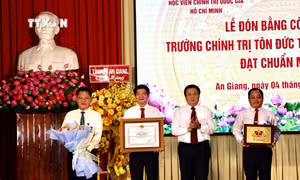 Giáo sư, Tiến sĩ Nguyễn Xuân Thắng, Ủy viên Bộ Chính trị, Giám đốc Học viện Chính trị quốc gia Hồ Chí Minh, Chủ tịch Hội đồng lý luận Trung ương trao Bằng công nhận trường chính trị chuẩn mức 1 cho lãnh đạo Trường Chính trị Tôn Đức Thắng. Ảnh: Thanh Sang - TTXVN