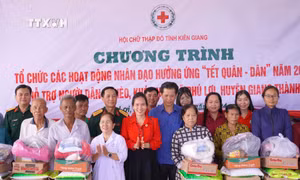 Chương trình tặng 1.000 suất quà cho gia đình có hoàn cảnh khó khăn ở xã Phú Lợi, huyện biên giới Giang Thành (Kiên Giang). Ảnh: Văn Sĩ - TTXVN