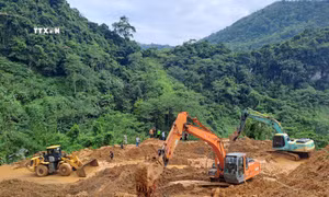 Các phương tiện máy móc tập trung xử lý hàng ngàn mét khối bùn đất trong vụ sạt lở. Ảnh Đức Thọ - TTXVN