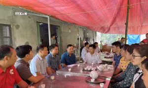 Phó Chủ tịch UBND tỉnh Tuyên Quang Nguyễn Thế Giang thăm hỏi gia đình nạn nhân ở xã Kiên Đài, huyện Chiêm Hóa (Tuyên Quang). Ảnh: TTXVN phát