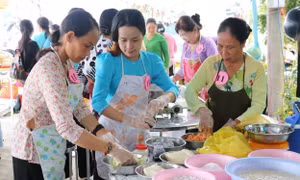 Một đội dự thi làm bánh dân gian tại lễ hội. Ảnh: Hữu Chí - TTXVN