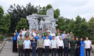 Chủ tịch nước Tô Lâm và các đại biểu chụp ảnh chung trước Tượng đài "Bác Hồ với lực lượng thanh niên xung phong và đồng bào các dân tộc tỉnh Bắc Kạn" tại Khu Di tích lịch sử quốc gia Nà Tu. Ảnh: Nhan Sáng - TTXVN