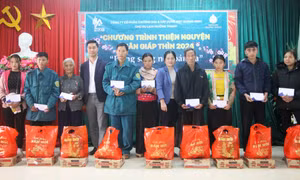 Phó Chủ tịch Ủy ban Mặt trận Tổ quốc Việt Nam tỉnh Điện Biên Nguyễn Thị Nga cùng nhà hảo tâm trao quà cho nhân dân thị xã Mường Lay. Ảnh: Phan Quân - TTXVN