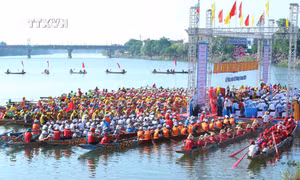 Quang cảnh khai mạc lễ hội bơi, đua thuyền trên sông Kiến Giang. Ảnh: Võ Mạnh Thành - TTXVN