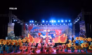 Chương trình văn nghệ chào mừng với chủ đề “Lung linh sắc màu Than Uyên” chào mừng Tết Độc lập. Ảnh: Quý Trung - TTXVN