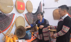 Người dân xã Lao Chải, huyện Mù Cang Chải trang trí không gian từ sản phẩm làm bằng tre, trúc để đón Tết Độc lập. Ảnh: Tuấn Anh - TTXVN
