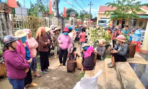 Người dân chờ nhận gạo cứu đói tại Ủy ban Nhân dân xã Yang Tao, huyện Lắk (Đắk Lắk). Nguồn ảnh minh họa: baodaklak.vn