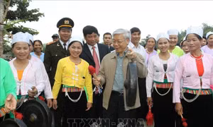 Tổng Bí thư Nguyễn Phú Trọng cùng đánh cồng với đồng bào dân tộc Mường trong Ngày hội Đại đoàn kết toàn dân tộc khu dân cư xóm Cầu, xã Bắc Sơn, huyện Kim Bôi, tỉnh Hòa Bình (13/11/2011). Ảnh: Trí Dũng/TTXVN