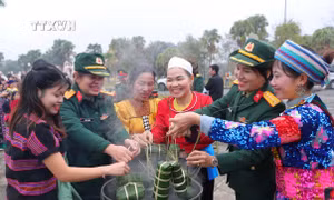Đại biểu và đồng bào các dân tộc cùng tham gia chương trình “Bánh chưng xanh - Tết vì người nghèo” tại Làng Văn hóa - Du lịch các dân tộc Việt Nam (Hà Nội). Ảnh: Hoàng Hiếu - TTXVN