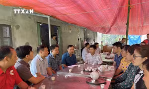 Phó Chủ tịch UBND tỉnh Tuyên Quang Nguyễn Thế Giang thăm hỏi gia đình nạn nhân ở xã Kiên Đài, huyện Chiêm Hóa (Tuyên Quang). Ảnh: TTXVN phát