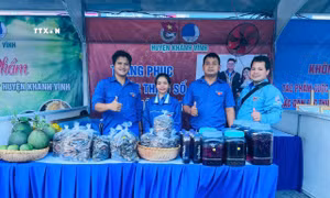 Gian hàng khởi nghiệp của thanh niên miền núi Khánh Vĩnh với các sản phẩm có giá trị cao của thanh niên địa phương. Ảnh: TTXVN phát
