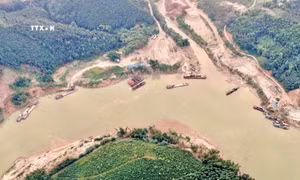 Một bãi tập kết cát của Công ty Vạn Lộc ở xã An Lạc, huyện Lục Yên (Yên Bái). Ảnh: Tuấn Anh - TTXVN 