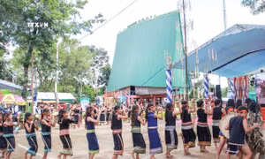 Cộng đồng người dân tộc thiểu số thành phố Kon Tum (Kon Tum) trình diễn văn nghệ tại Ngày hội. Ảnh: Khoa Chương - TTXVN