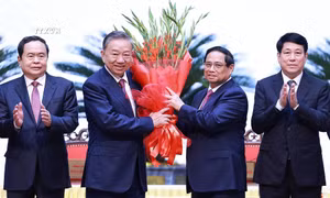 Ủy viên Bộ Chính trị, Thủ tướng Phạm Minh Chính thay mặt các đồng chí lãnh đạo chủ chốt, lãnh đạo cấp cao của Đảng, Nhà nước tặng hoa chúc mừng đồng chí Tô Lâm được bầu giữ chức Tổng Bí thư khóa XIII. Ảnh: Dương Giang - TTXVN