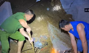 Hiện trường vụ sạt lở đất gây sập tường khiến một cháu bé tử vong. Ảnh: TTXVN phát