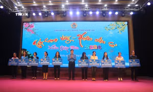 10 công nhân được trao tặng nhà Mái ấm công đoàn. Ảnh: Bích Huệ - TTXVN