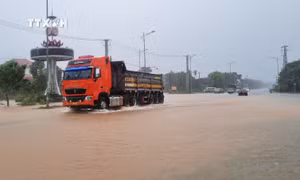 Bão số 6 gây mưa lớn, làm ngập đường ở xã Cam Thành, huyện Cam Lộ, tỉnh Quảng Trị. Ảnh: Nguyên Lý -TTXVN