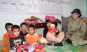 Bí thư Tỉnh ủy Quảng Ngãi Bùi Thị Quỳnh Vân thăm hỏi, động viên người dân tại nơi ở tạm để phòng, tránh bão số 6. Ảnh: Đinh Hương - TTXVN