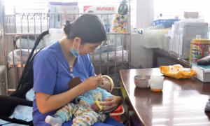 Hơn 1 năm nay, em bé sinh non nhiều bệnh tật bị bỏ rơi tại Khoa Hồi sức Cấp cứu Nhi và Nhi sơ sinh được các y, bác sỹ chữa bệnh, nuôi dưỡng và xem là "con trai" của Khoa. Ảnh: Nguyên Dung - TTXVN 