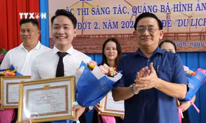 Trao giải Nhất cho nhóm tác giả Công đoàn Trường Việt Anh 5 với tác phẩm “Trà Vinh và Tuổi trẻ”. Ảnh: Thanh Hòa - TTXVN
