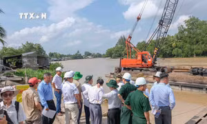 Lãnh đạo Ủy ban nhân dân thành phố Cần Thơ kiểm tra tiến độ thi công công trình Kè chống sạt lở sông Ô Môn trên địa bàn phường Thới An, quận Ô Môn. Ảnh: Thanh Liêm - TTXVN