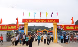 Nhân dân đi Chợ trung tâm xã Búng Lao. Ảnh: Xuân Tư - TTXVN