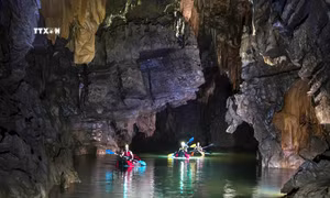 Khách du lịch tham quan quần thể hang động tại Vườn quốc gia Phong Nha – Kẻ Bàng. Ảnh: TTXVN phát