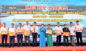 Lãnh đạo Tỉnh ủy Sóc Trăng trao tặng quà gia đình chính sách tại huyện Mỹ Xuyên. Ảnh: Trung Hiếu - TTXVN