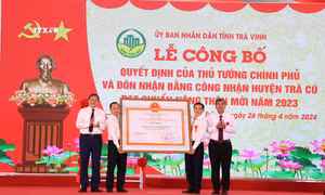 Lãnh đạo huyện Trà Cú đón Bằng công nhận huyện Trà Cú đạt chuẩn nông thôn mới. Ảnh: Thanh Hòa - TTXVN