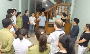 Phó Chủ tịch UBND tỉnh Hà Giang Trần Đức Quý (áo đen) thăm hỏi, động viên gia đình có người hy sinh và cán bộ bị thương. Ảnh: TTXVN phát