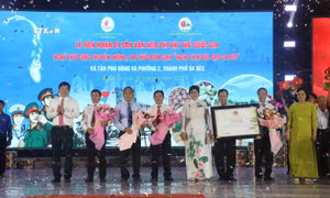 Lãnh đạo thành phố Sa Đéc đón nhận chứng nhận Di sản văn hóa phi vật thể quốc gia Nghề thủ công truyền thống, Tri thức dân gian “Nghề làm bột gạo Sa Đéc”. Ảnh: Nguyễn Văn Trí - TTXVN