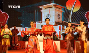 Trang phục cưới truyền thống của người Hoa. Ảnh: Đinh Hương - TTXVN