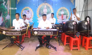 Biểu diễn nhạc cụ dân tộc Khmer tại Ao Bà Om. Ảnh: Thanh Hòa - TTXVN