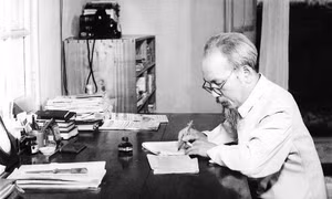 Chủ tịch Hồ Chí Minh làm việc tại Nhà 54, trong khuôn viên Phủ Chủ tịch (Hà Nội). Ảnh: Tư liệu TTXVN