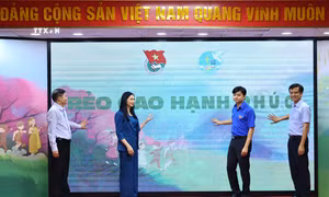 Bí thư Trung ương Đoàn, Chủ tịch Trung ương Hội Sinh viên Việt Nam Nguyễn Minh Triết cùng các đại biểu thực hiện nghi thức phát động. Ảnh: Minh Đức – TTXVN 