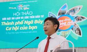 Ông Lê Hoàng Xuyên, Chủ tịch UBND thành phố Ngã Bảy phát biểu. Ảnh: Hồng Thái - TTXVN