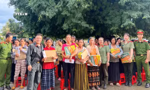 Người dân Đắk Lắk hưởng ứng chương trình đổi vũ khí, vật liệu nổ, công cụ hỗ trợ và pháo lấy gạo. Ảnh: TTXVN phát