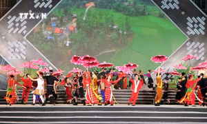 Tiết mục biểu diễn nghệ thuật tại lễ khai mạc Chương trình du lịch “Qua những miền di sản Việt Bắc” lần thứ 14. Ảnh: Quang Cường - TTXVN