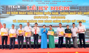 Lãnh đạo Tỉnh ủy Sóc Trăng trao tặng quà gia đình chính sách tại huyện Mỹ Xuyên. Ảnh: Trung Hiếu - TTXVN