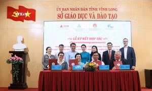 Đại biểu thực hiện nghi thức ký kết hợp tác. Ảnh: Lê Thúy Hằng - TTXVN