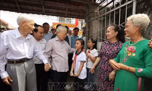 Tổng Bí thư Nguyễn Phú Trọng đến thăm, tặng quà gia đình ông Nguyễn Khoát, cán bộ lão thành Cách mạng tại thành phố Lạng Sơn, ngày 25/8/2023. Ảnh: Trí Dũng/TTXVN