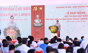 Thủ tướng Chính phủ Phạm Minh Chính phát động đợt thi đua cao điểm “500 ngày đêm thi đua hoàn thành 3.000 km đường bộ cao tốc”. Ảnh: Dương Giang - TTXVN