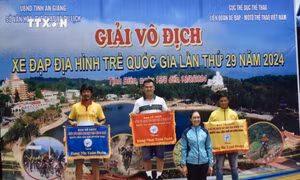 Ban tổ chức trao giải cho 3 đội đua xe đạp địa hình xuất sắc nhất giải. Ảnh: Thanh Sang - TTXVN