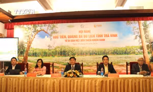 Đại diện ngành du lịch tỉnh Trà Vinh và các tỉnh, thành chủ trì phiên thảo luận. Ảnh: Mỹ Phương – TTXVN