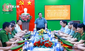 Thủ tướng Chính phủ Phạm Minh Chính thăm cán bộ, chiến sĩ Công an huyện Krông Pắk (Đắk Lắk). Ảnh: Dương Giang - TTXVN
