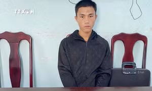 Đối tượng Giàng A Lâu và tang vật vụ án. Ảnh: TTXVN phát