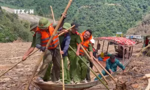 Lực lượng công an huyện Mường Chà thực hiện nhiệm vụ tìm kiếm các nạn nhân mất tích trên hồ thủy điện Long Tạo. Ảnh: TTXVN phát